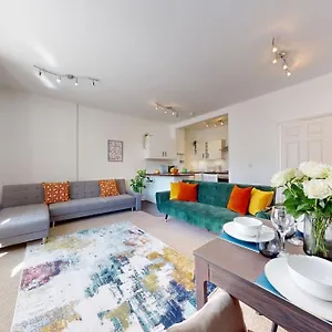 Centre - 2 Bed Apartment- Free Parking & Netflix Apartment